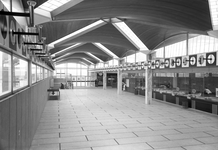 152621 Interieur van het N.S.-station Schiedam te Schiedam: hal.N.B. De naam van het station is op 25 mei 1967 ...